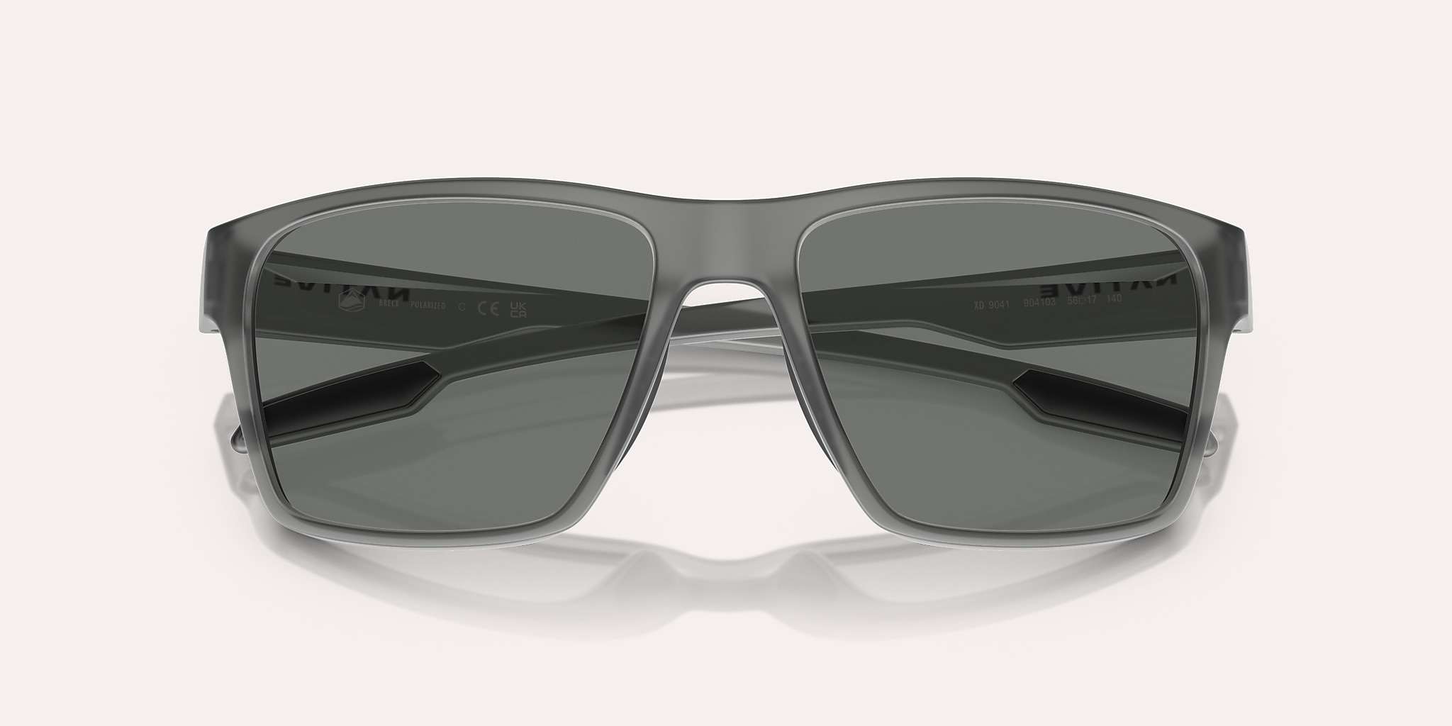 Lunettes de soleil Native Breck XL (56-17) avec Gris Polarisant verre et Cristal fumée mat monture Image 5 de 5 Lunettes de soleil Native Breck XL (56-17) avec Gris Polarisant verre et Cristal fumée mat monture Image 5 de 5